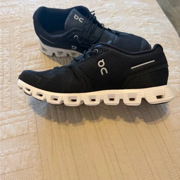 On Running Black and White Athletic Shoes - Picture 4 of 8